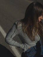 Palaidinė su petukais atvira nugara Pilka