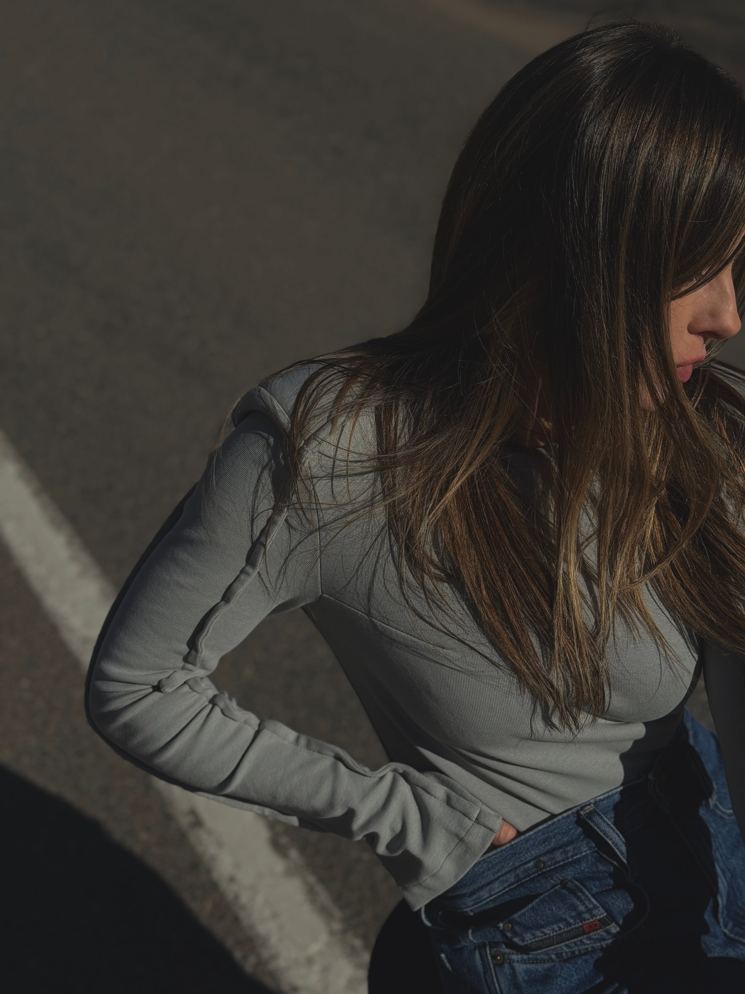 Palaidinė su petukais atvira nugara Pilka