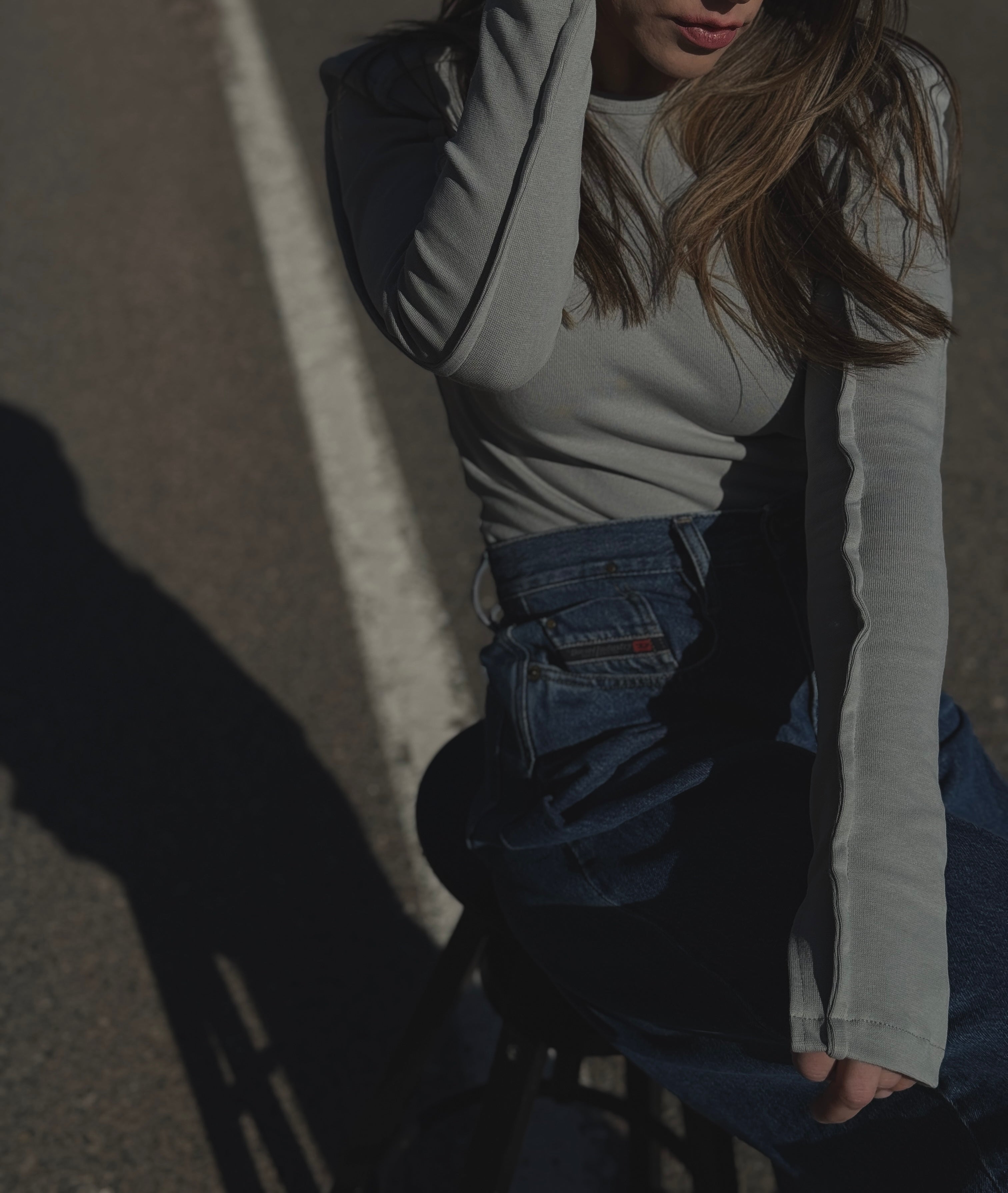 Palaidinė su petukais atvira nugara Pilka