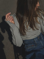 Palaidinė su petukais atvira nugara Pilka